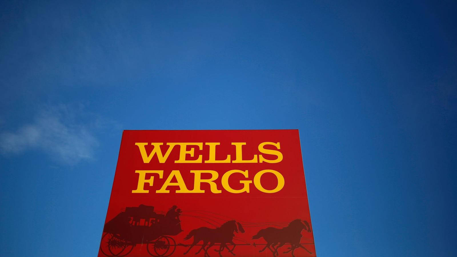 Emblemadi Wells Fargo Contro Un Cielo Senza Nuvole Sfondo