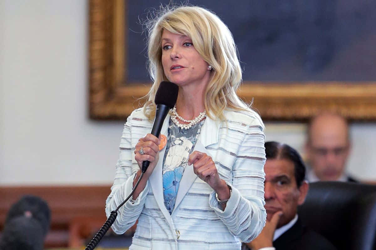 Wendydavis Appassionatamente Tenendo Un Discorso Al Senato Del Texas Sfondo