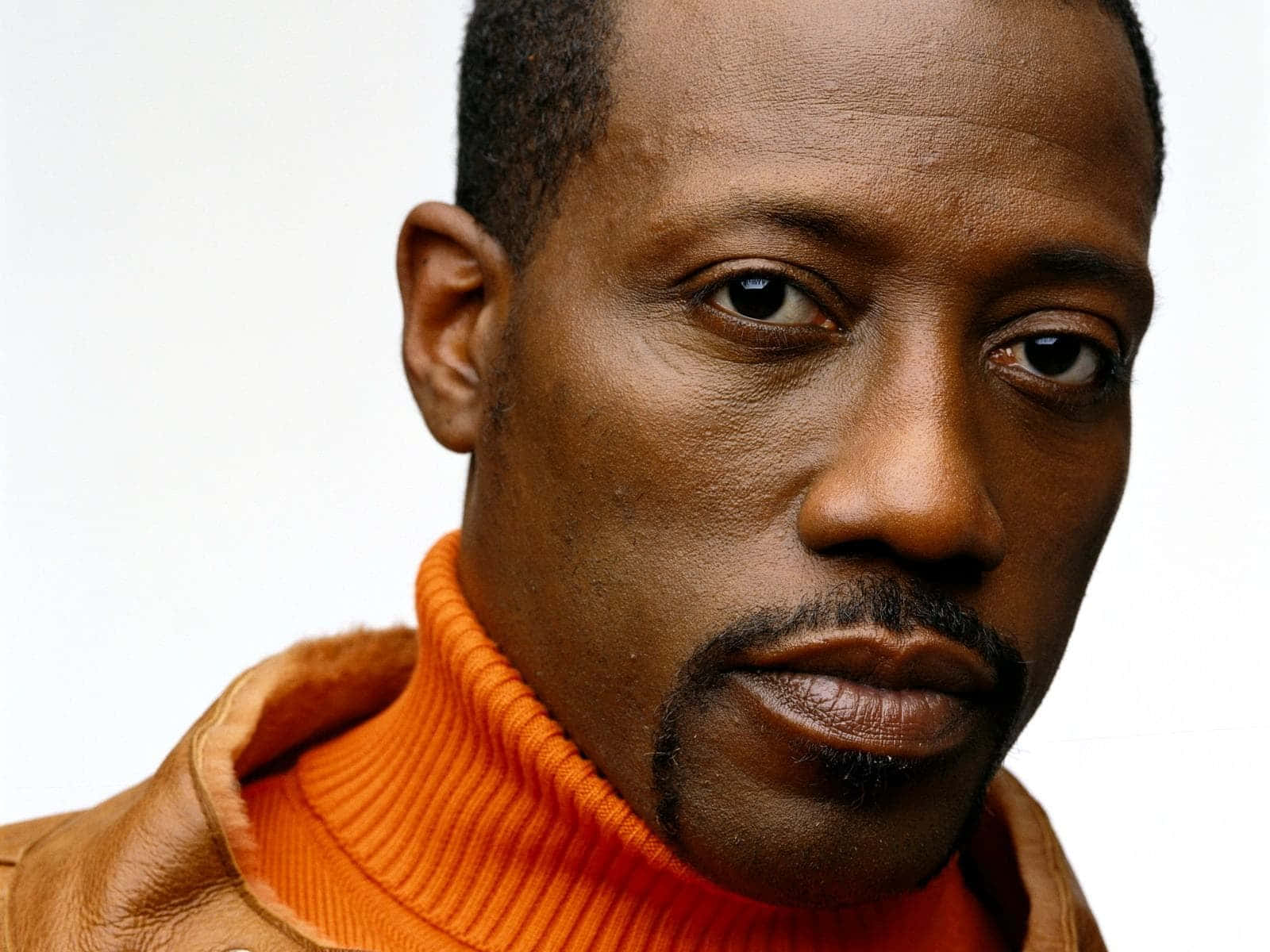 Wesleysnipes Luciendo Una Mirada Feroz Con Un Atuendo Oscuro. Fondo de pantalla