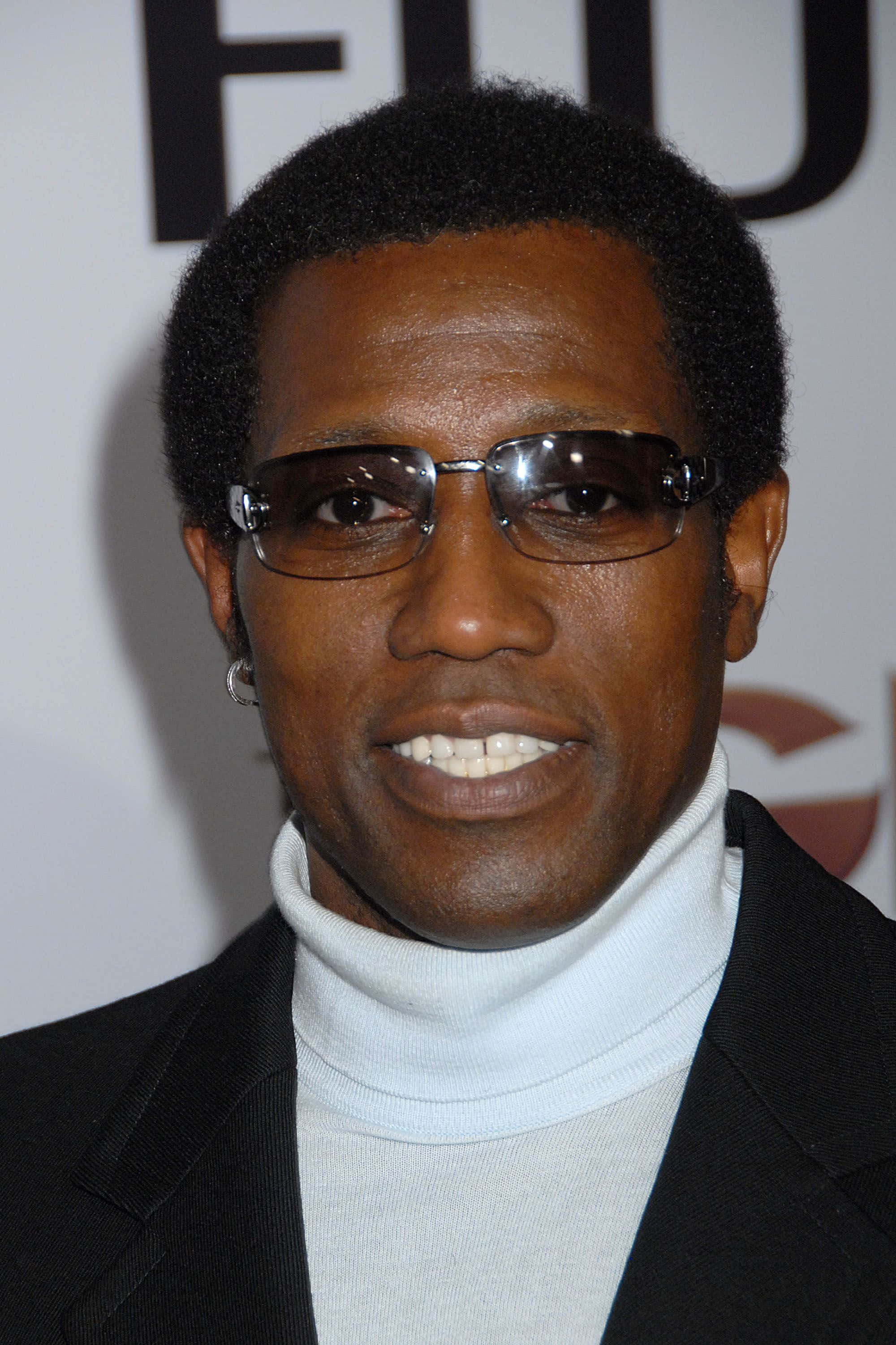 Wesleysnipes Emana Confianza En Un Elegante Traje Negro. Fondo de pantalla