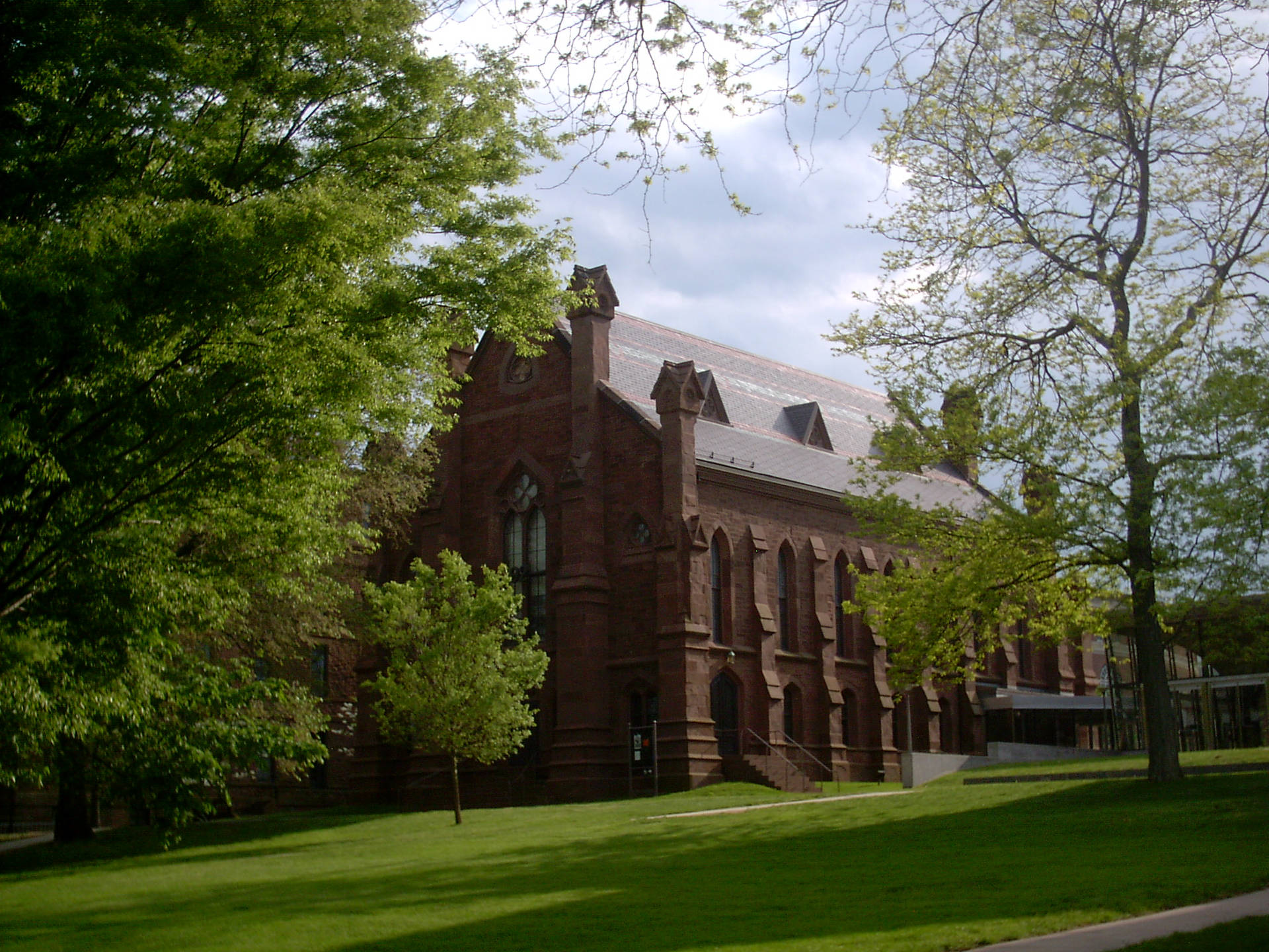 Edificiode La Universidad Wesleyan Con Árboles. Fondo de pantalla