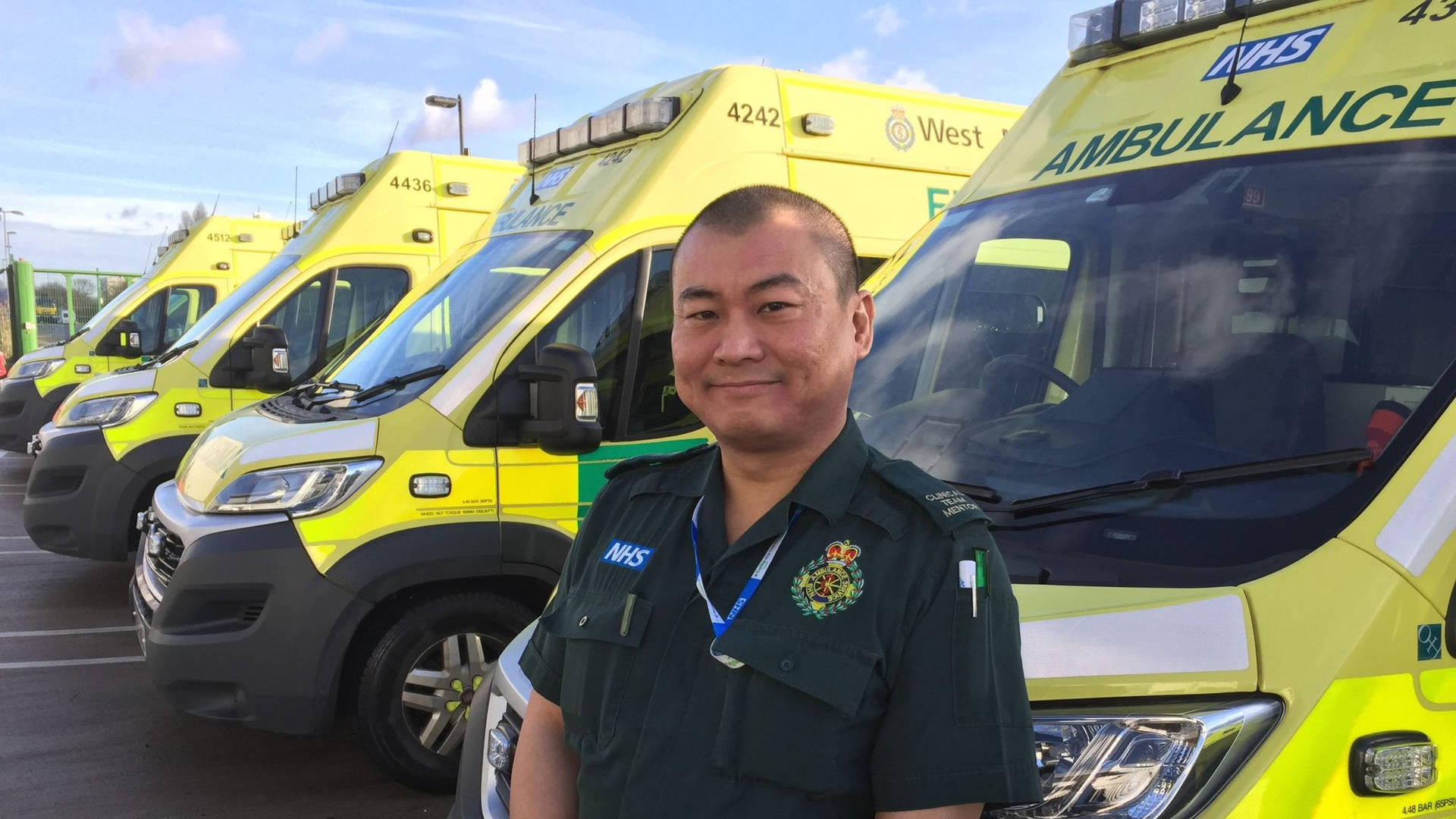 Paramedikers i West Midlands, Simon Wong, 25, beder om at få et nyt tapet. Wallpaper