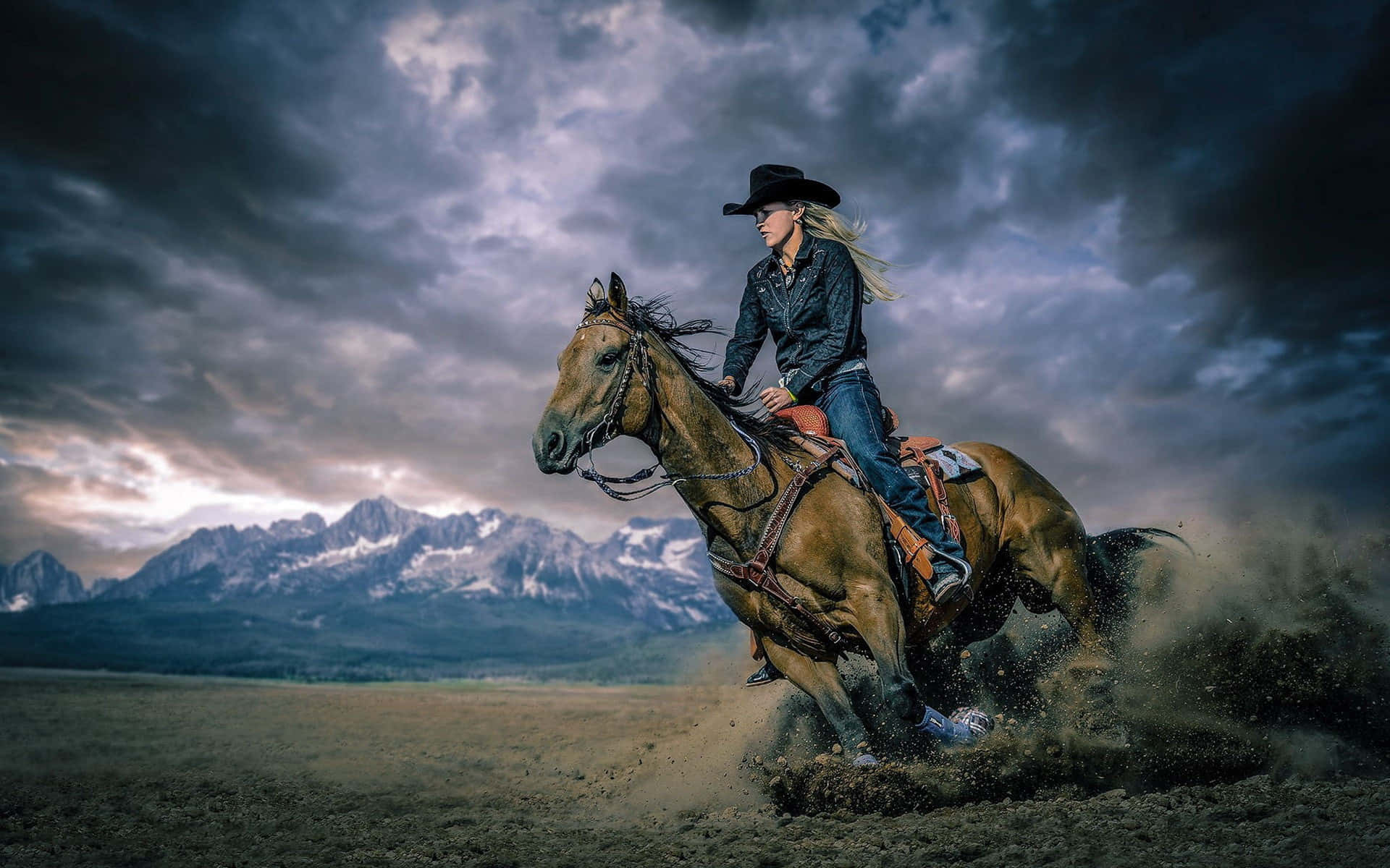 Encowgirl Som Rider På En Häst I Öknen