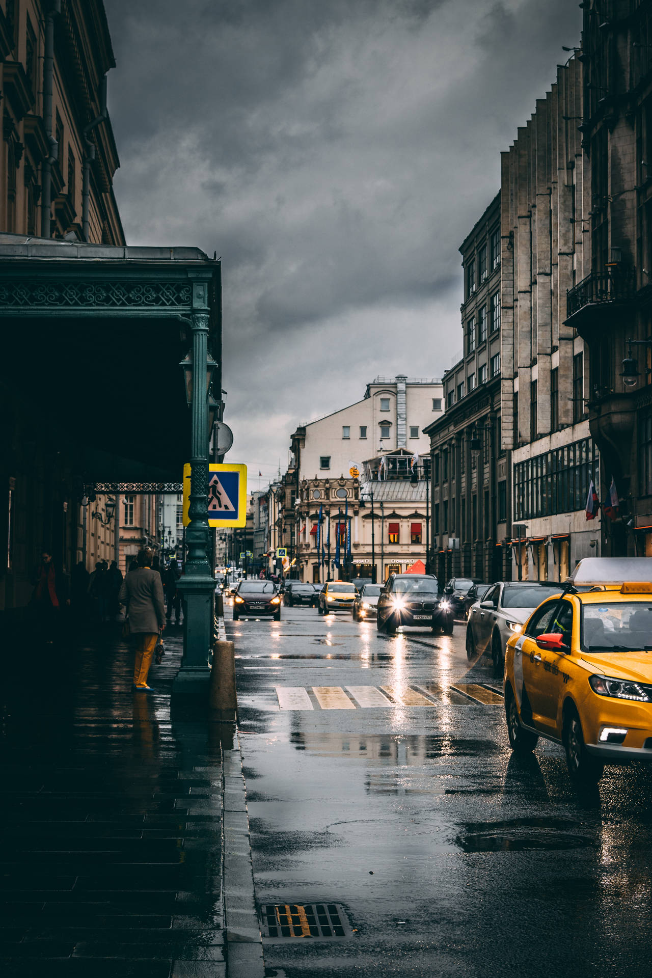Just another wet and gloomy day in the city streets Wallpaper