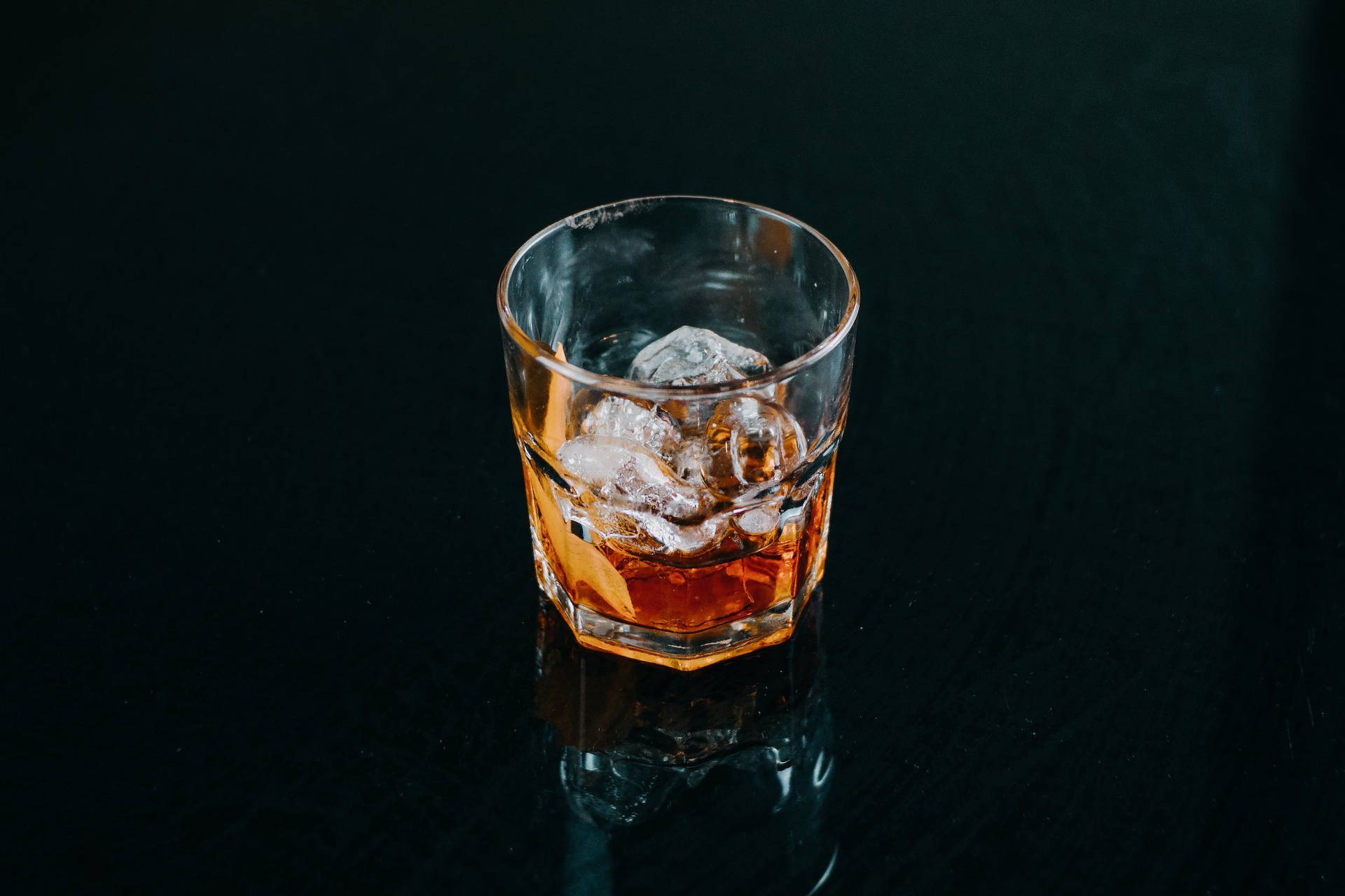 Whisky Glas Med Iskuber overflade Wallpaper