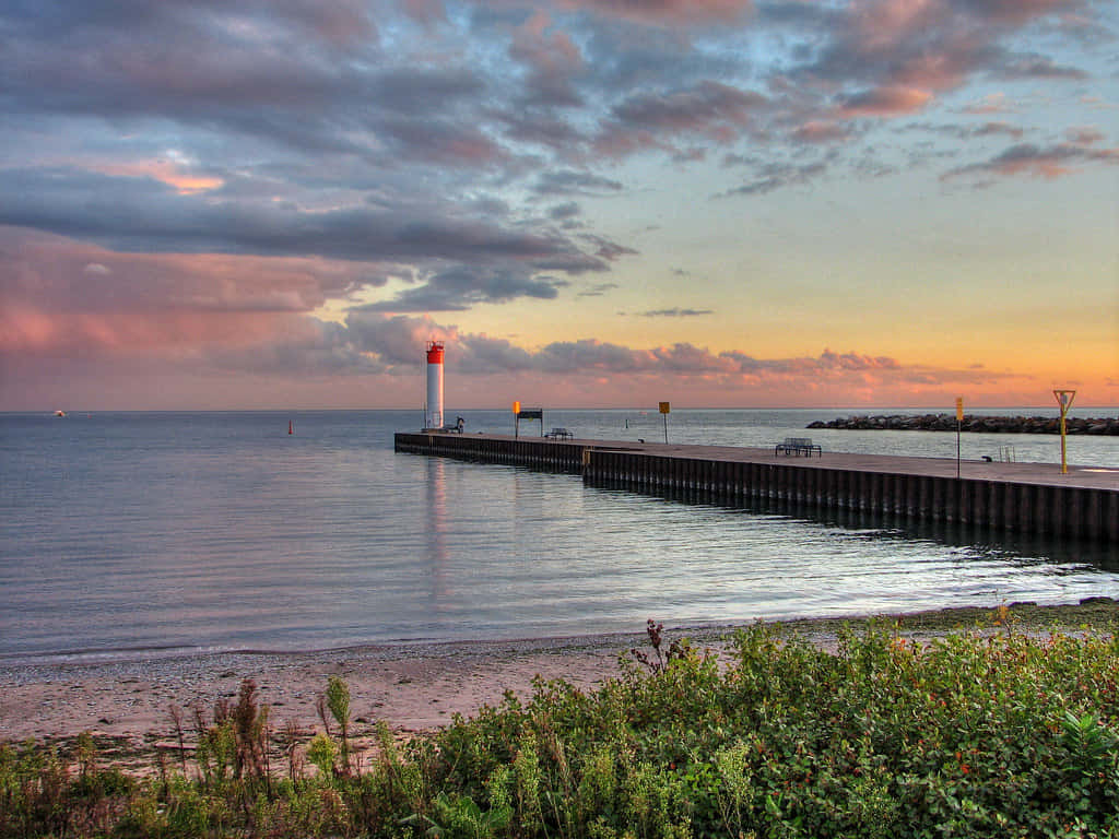 Zonsondergang Vuurtoren In De Haven Van Whitby Achtergrond