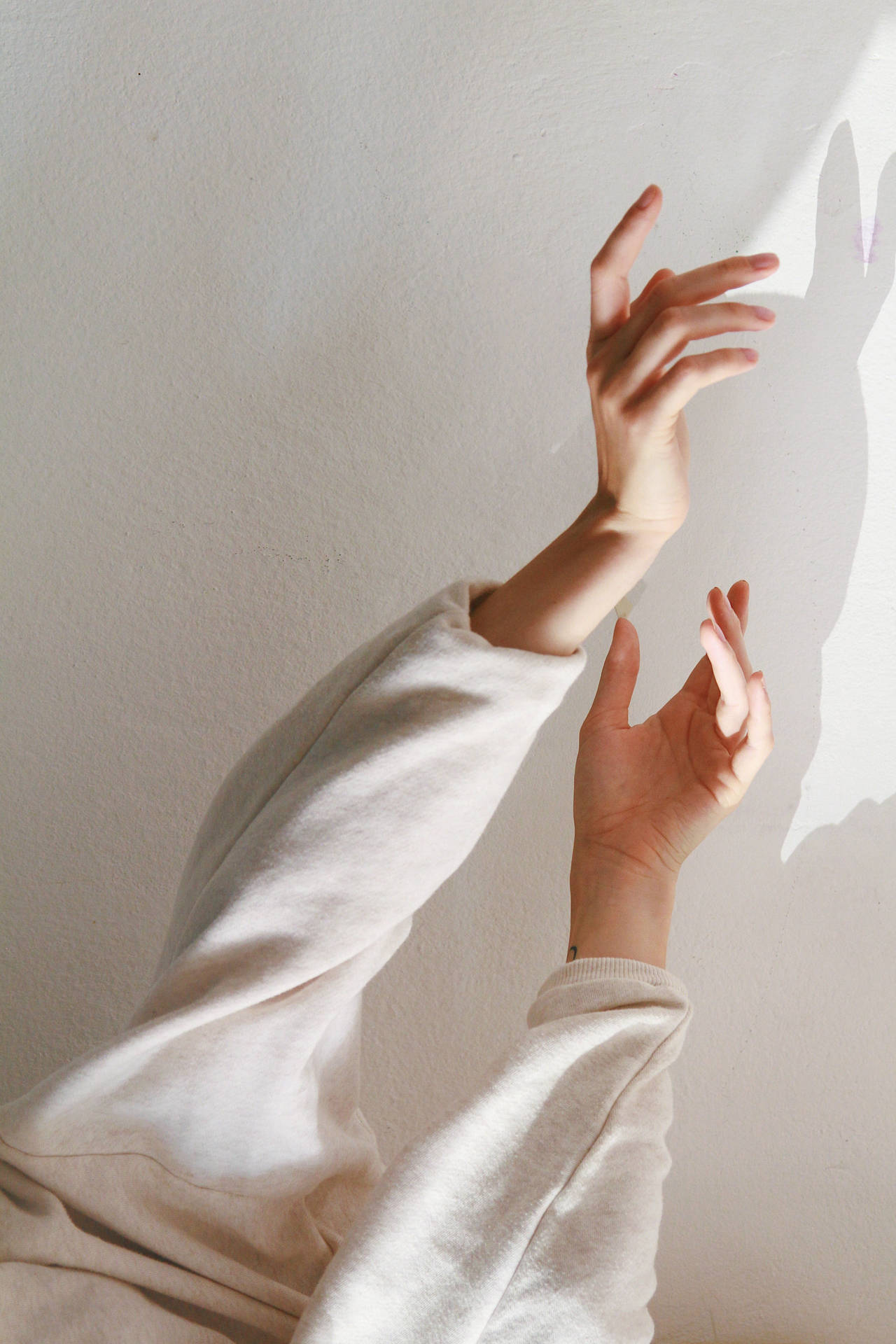 Hvid æstetisk hænder holder lys Wallpaper