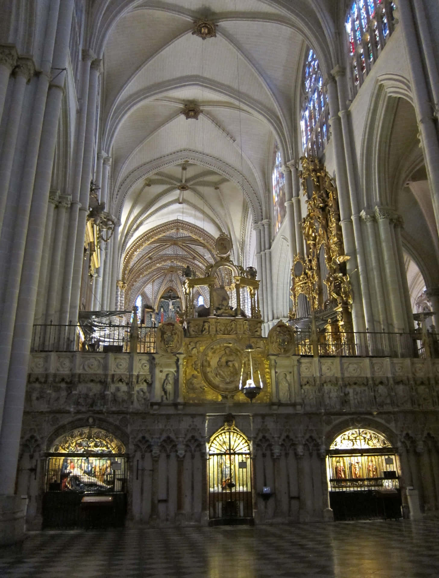 White And Gold Interior Toledo Cathedral Wallpaper