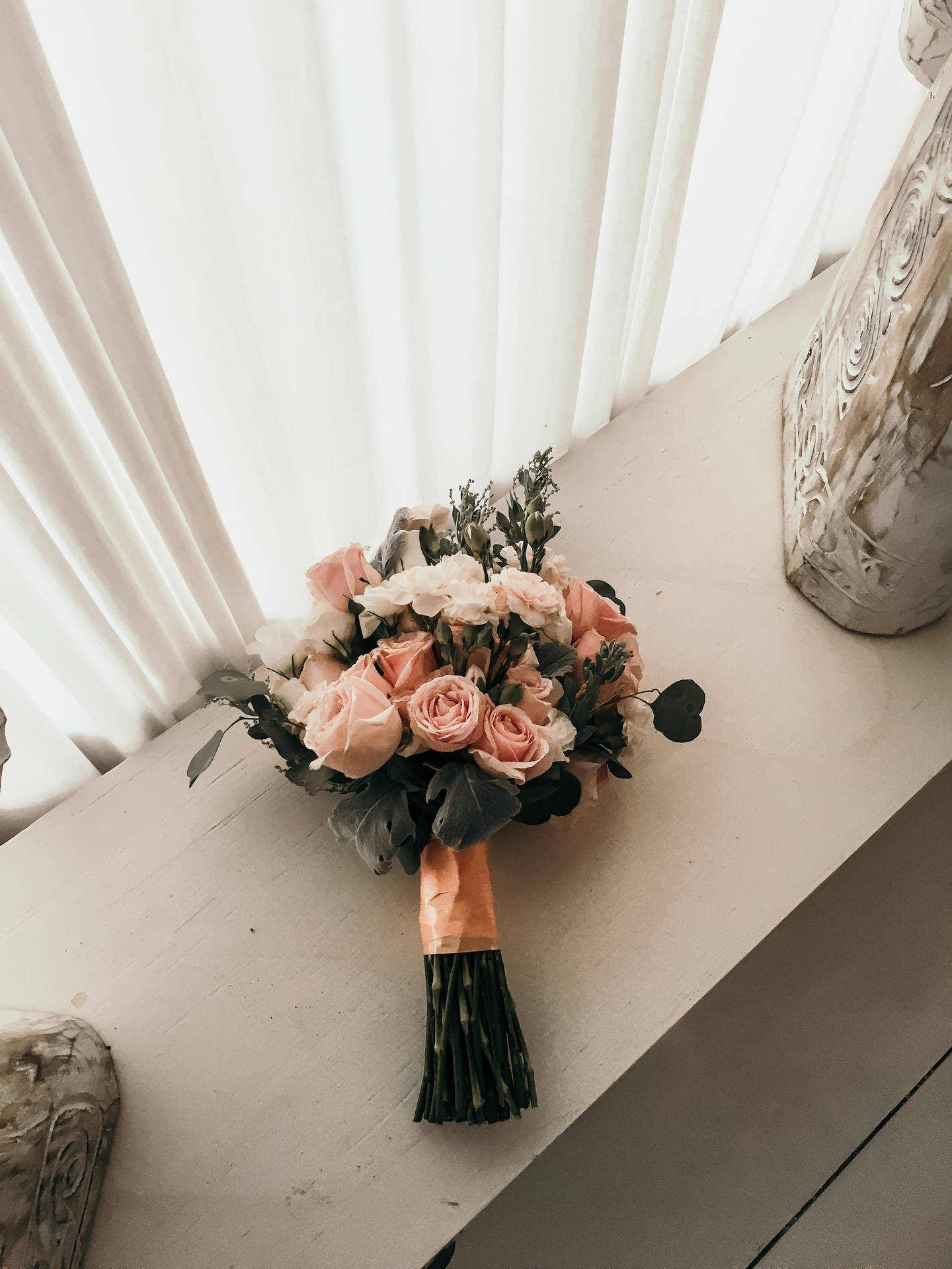 Mazzodi Fiori Da Sposa Con Rose Bianche E Rosa Sfondo