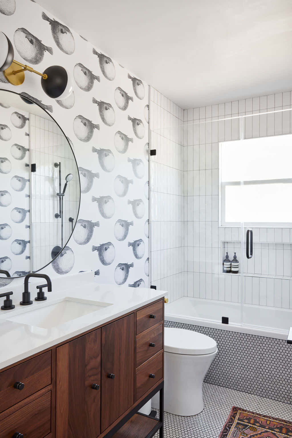 Hvide badeværelses pufferfisk mønstrede vægge Wallpaper