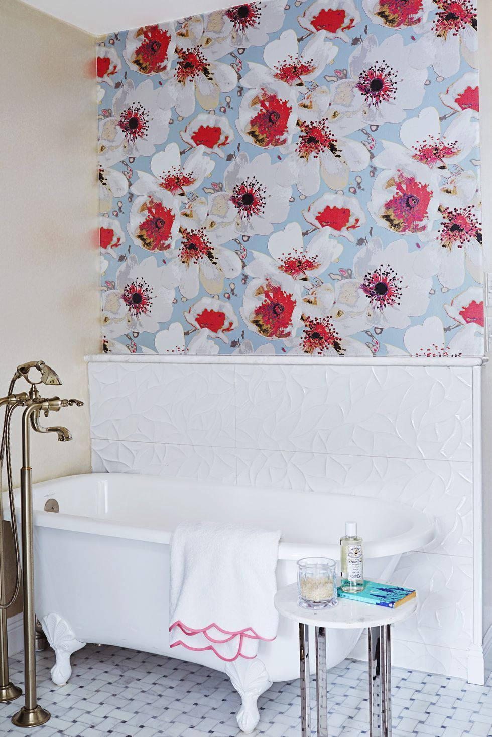 Elegance in Simplicity: A Pristine White Bathtub Against Flowery Wallpaper Wallpaper