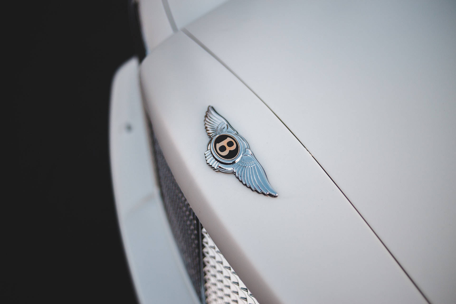 Hvide Bentley-biler der drøner på motorvejen Wallpaper