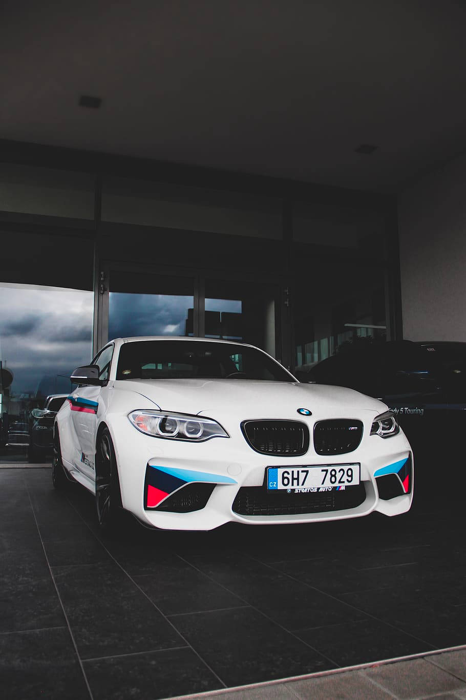Hvid BMW M tæt på glasdør Wallpaper