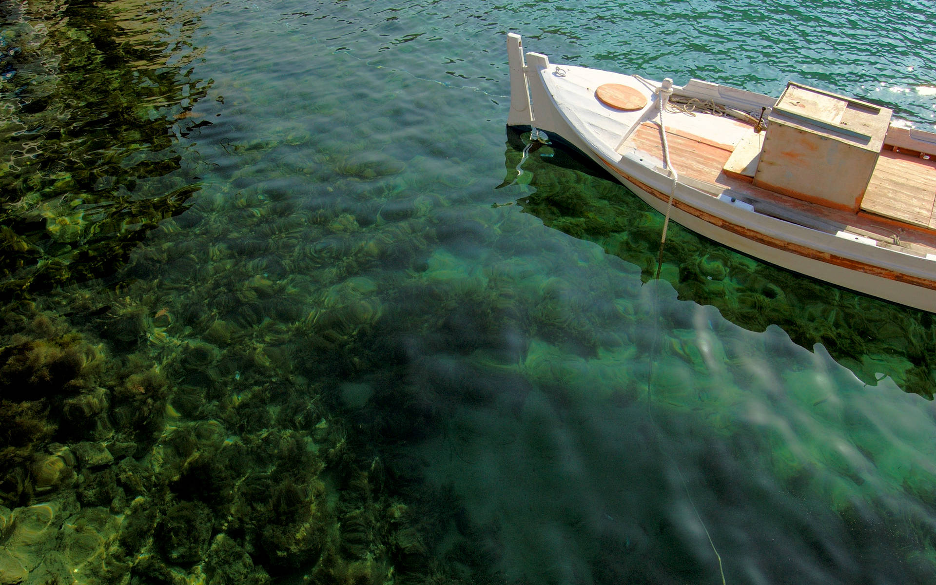 Weißesboot Treibt Auf Grünem Wasser. Wallpaper