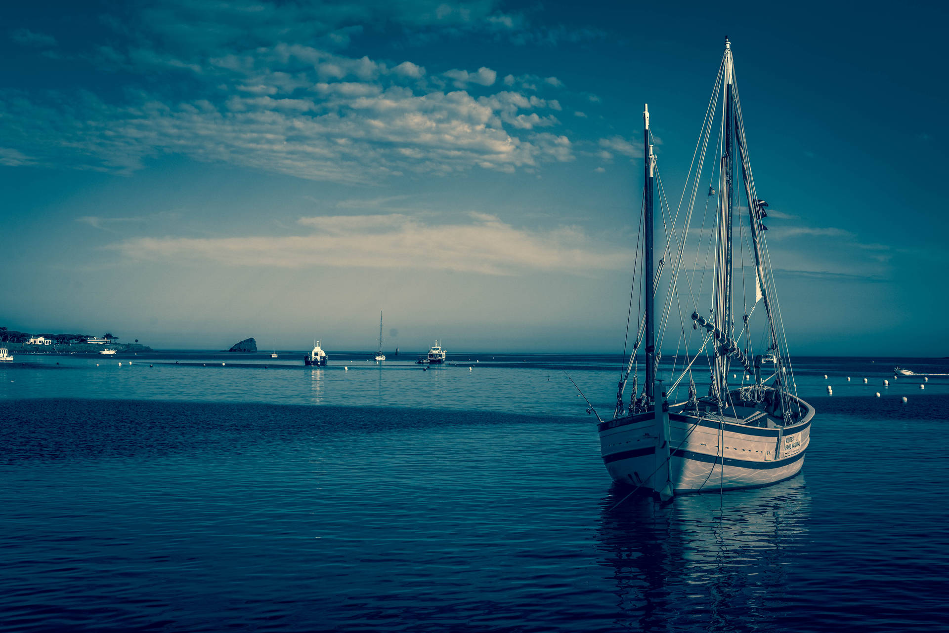 Barcoblanco En Un Mar Tranquilo. Fondo de pantalla