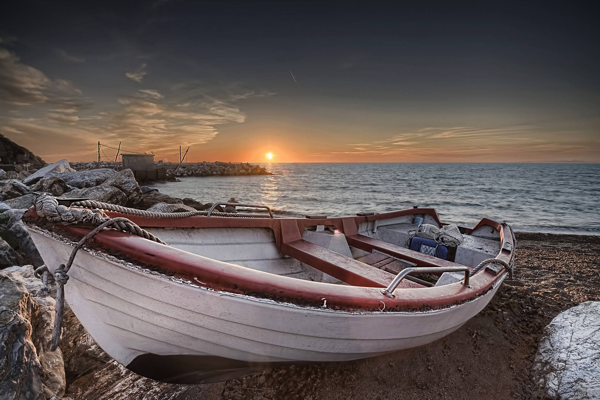 Barcoblanco En La Orilla Del Mar Fondo de pantalla