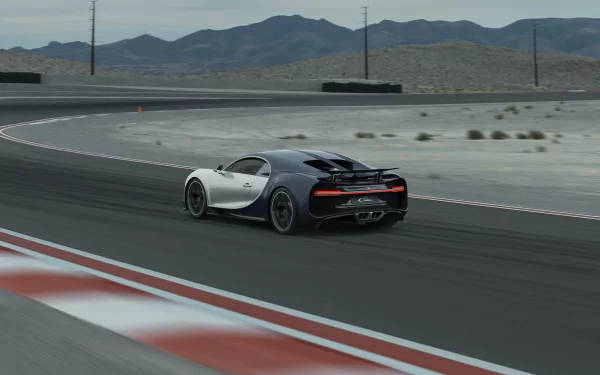 Hvid Bugatti Chiron på Race Track 4K Wallpaper