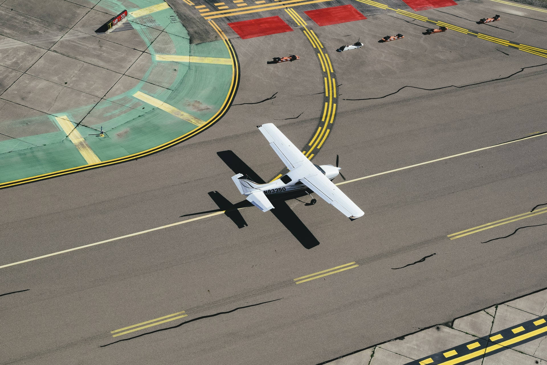 Hvid Cessna På Landingsbanen Wallpaper