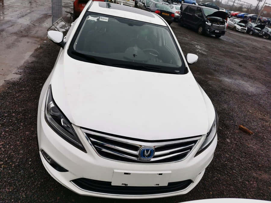 Witte Changan Eado Sedan Geparkeerd Buiten Achtergrond