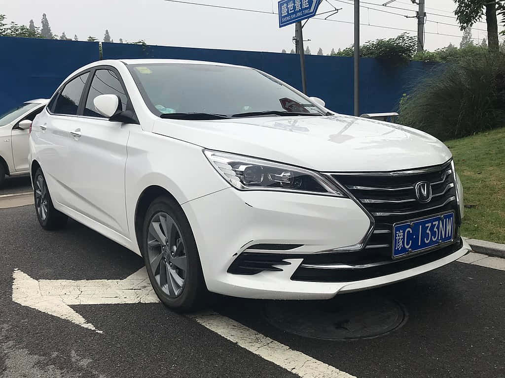 Witte Changan Eado Sedan Geparkeerd Buiten Achtergrond