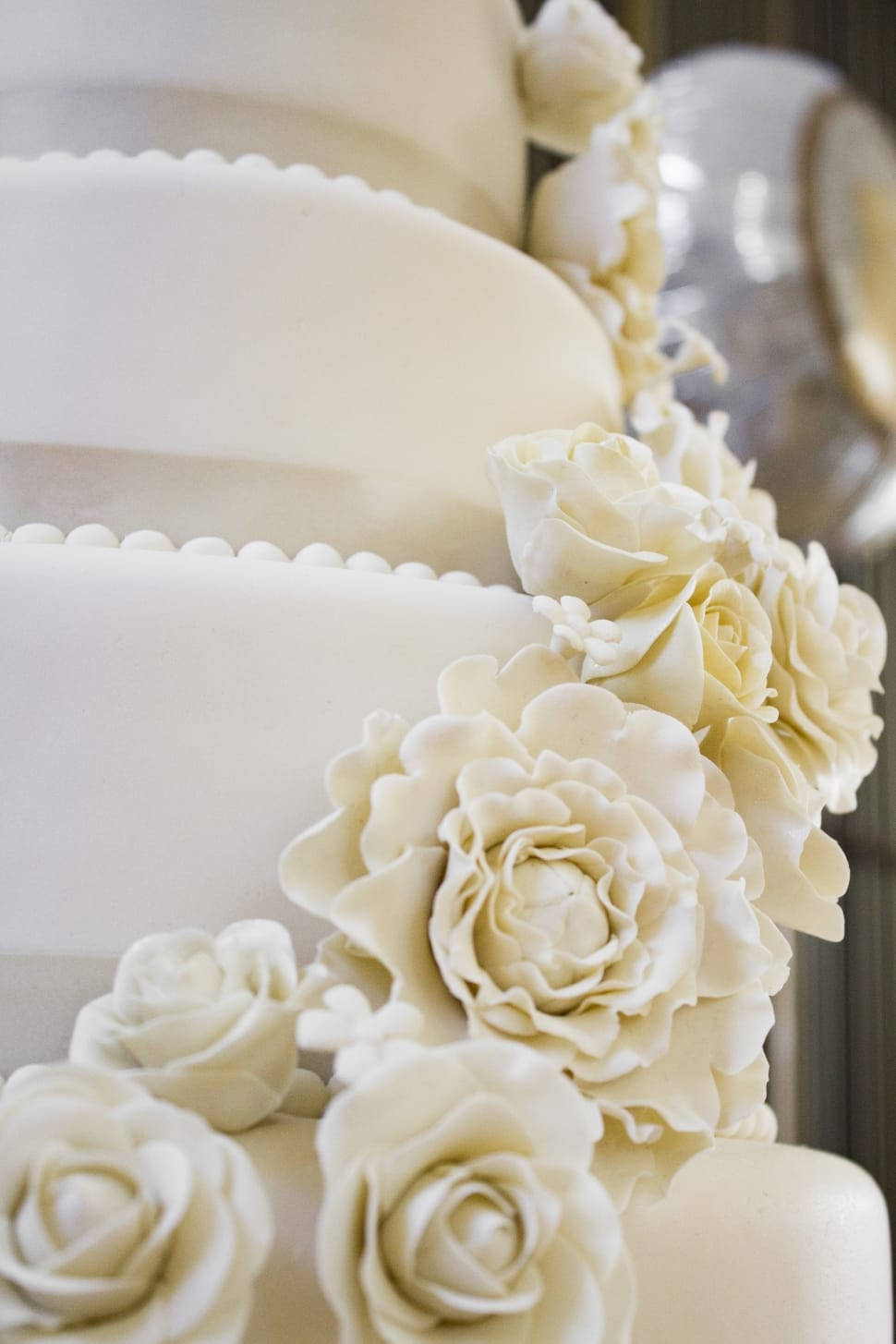 White Chiffon Roses Wedding Cake Wallpaper