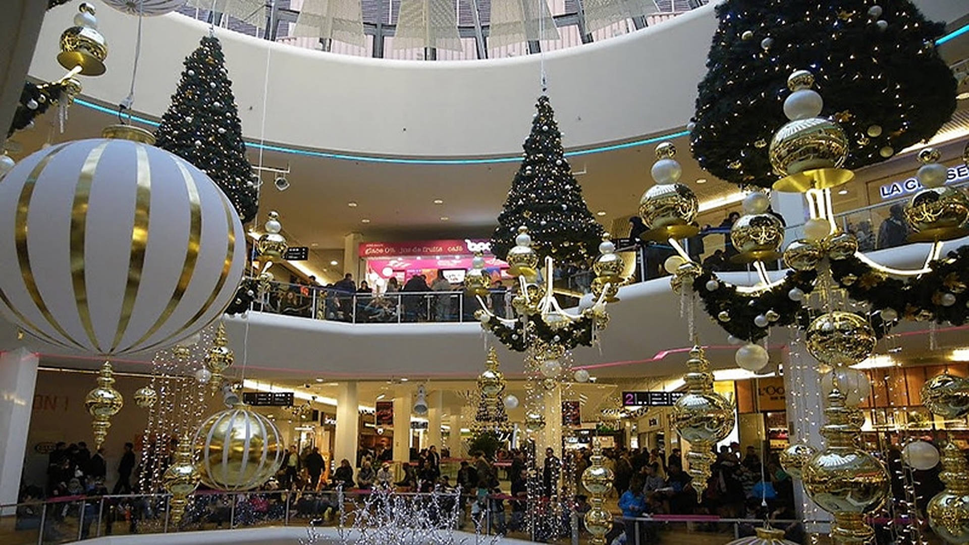 White Christmas Shopping Mall Wallpaper