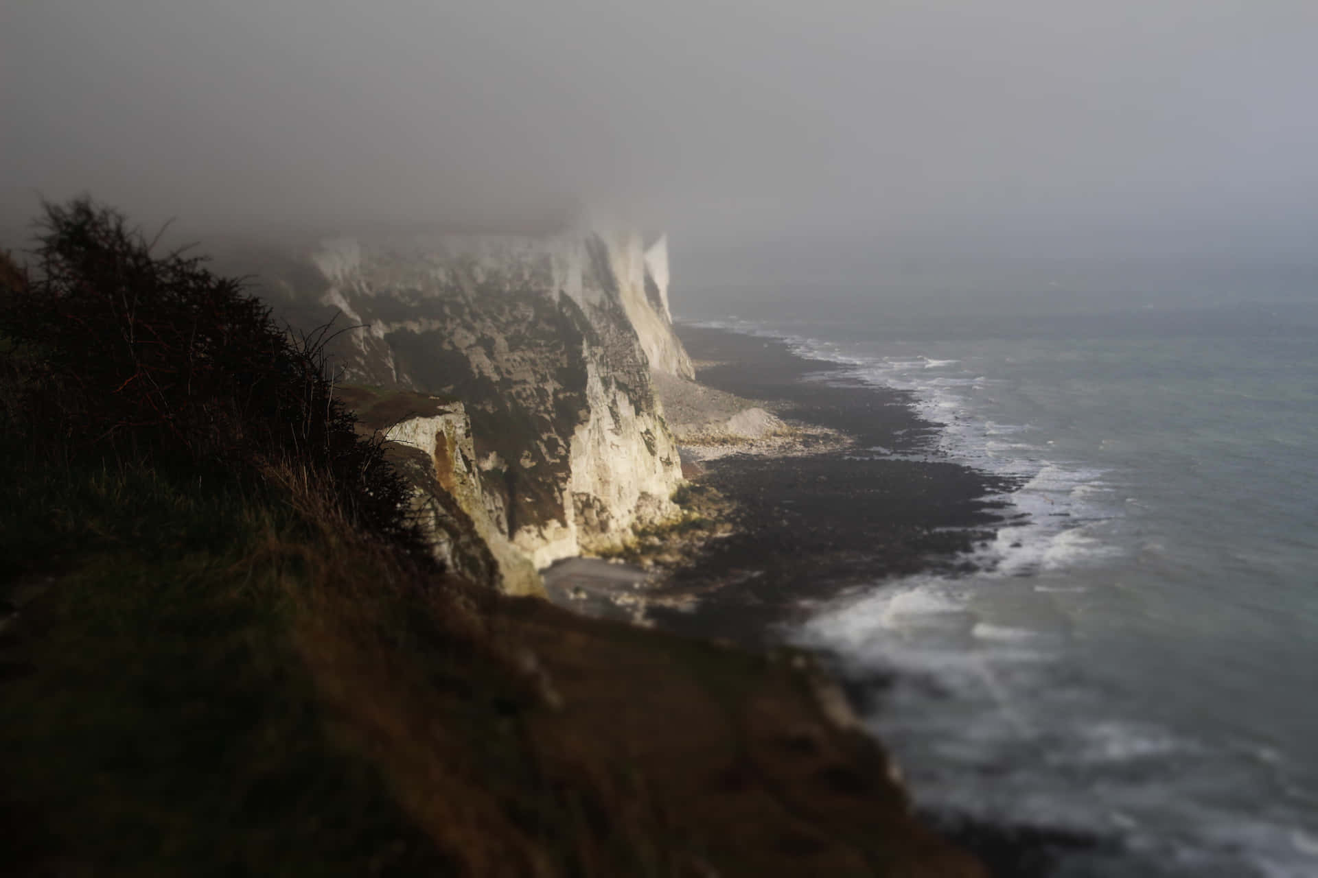 Hvide klipper af Dover under dårligt vejr Wallpaper