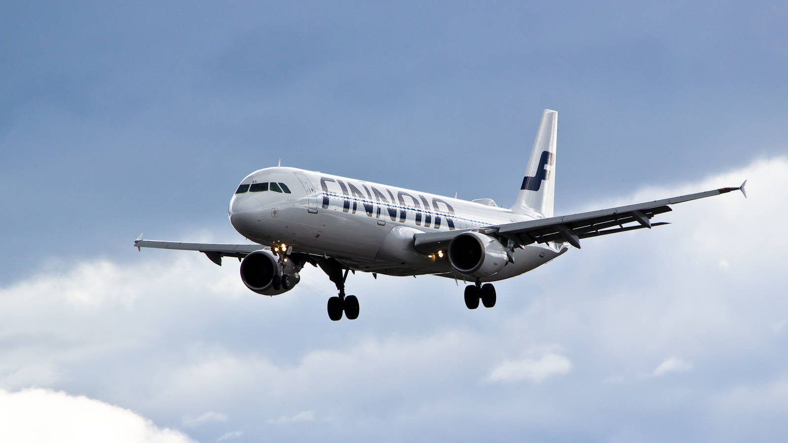 Nubesblancas Finnair. Fondo de pantalla