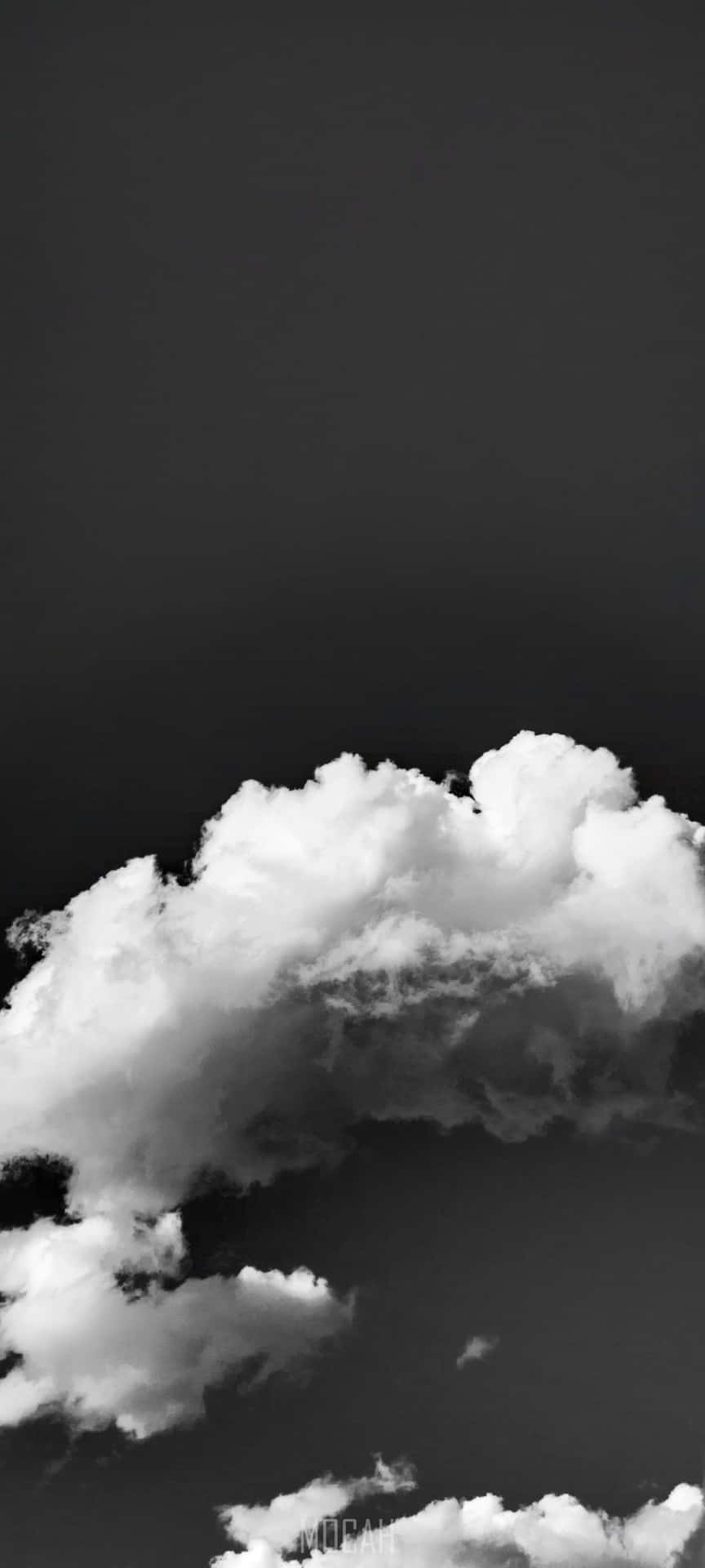 Einruhiger Blick Auf Weiße Wolken, Die Über Das Blaue Meer Schweben. Wallpaper