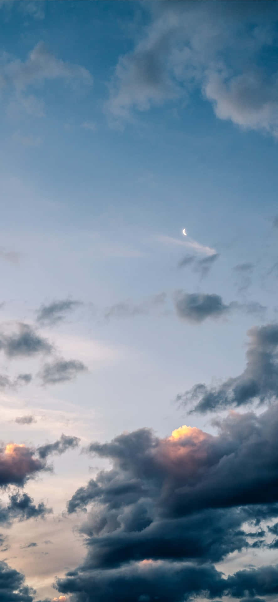 Unaluna E Nuvole Nel Cielo Sfondo