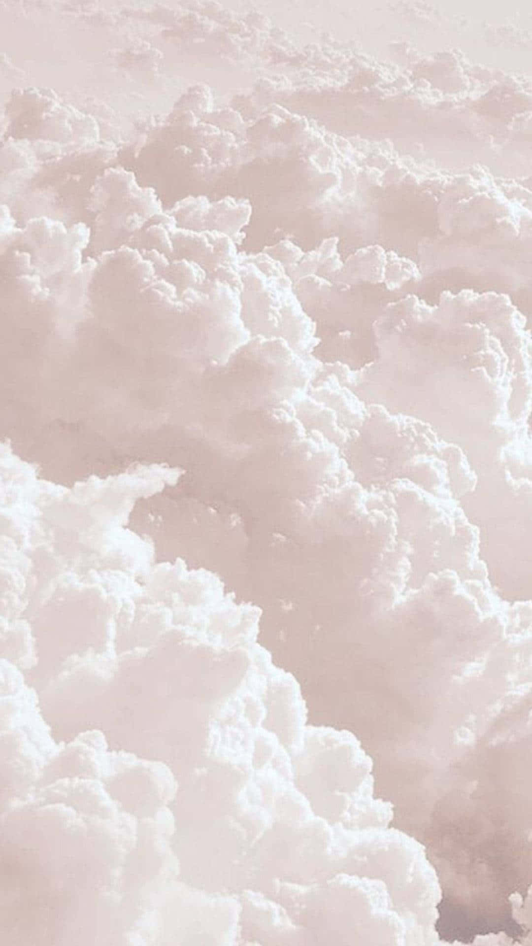 Dieentspannende Aufsicht Auf Weiße Wolken Am Himmel Bestaunen. Wallpaper