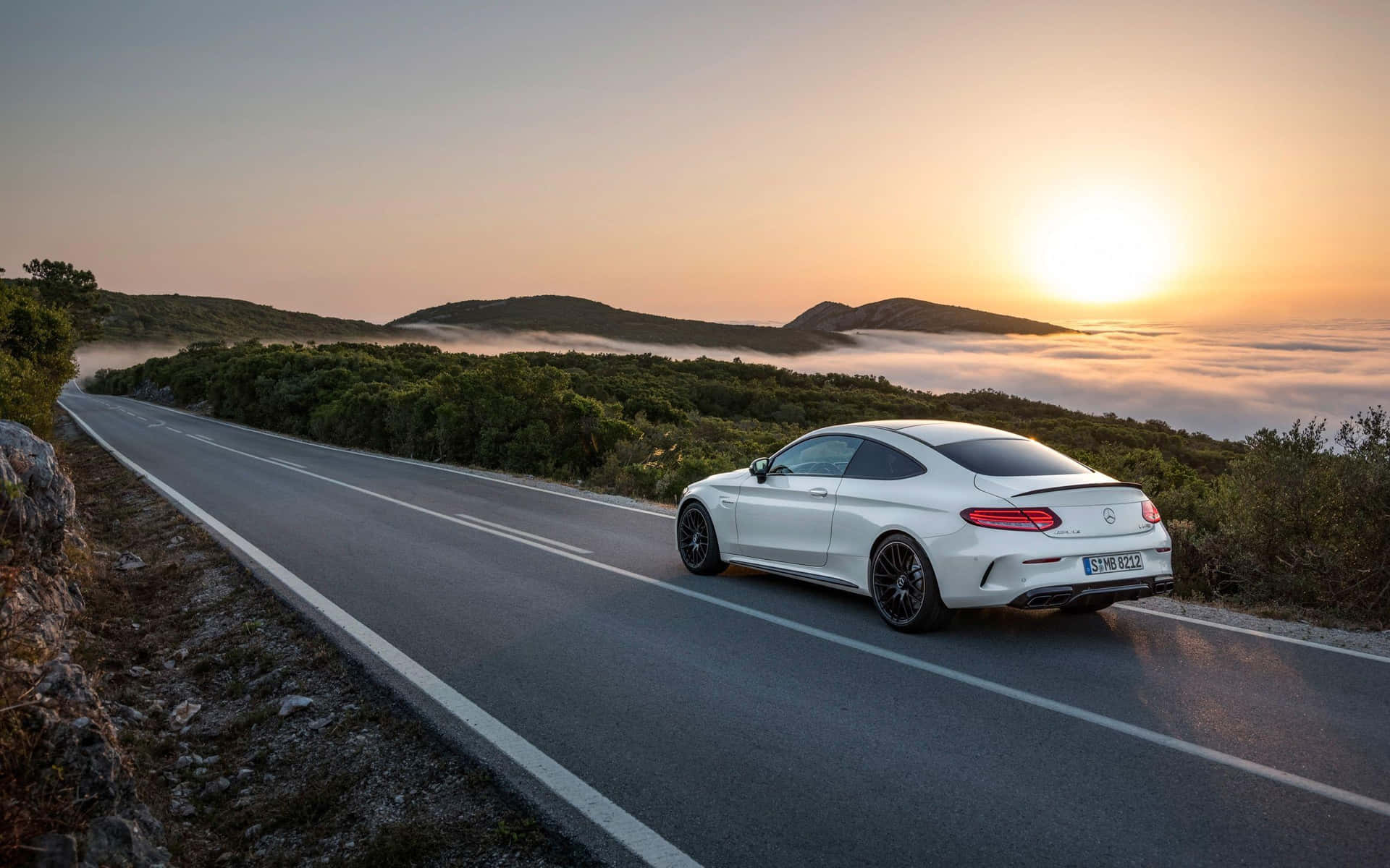 Witte Coupé Zonsondergang Road Trip Achtergrond