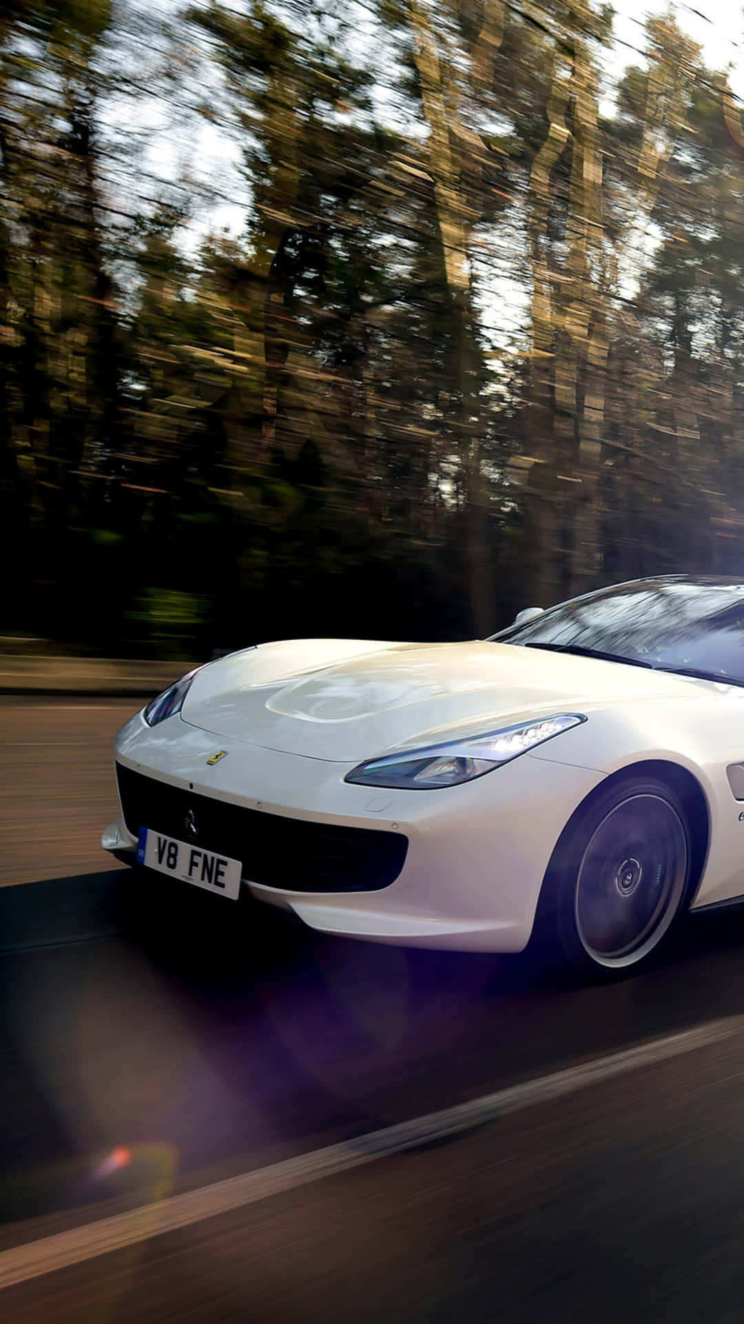 Tilføj lidt luksus til dit liv med en hvid Ferrari iPhone. Wallpaper