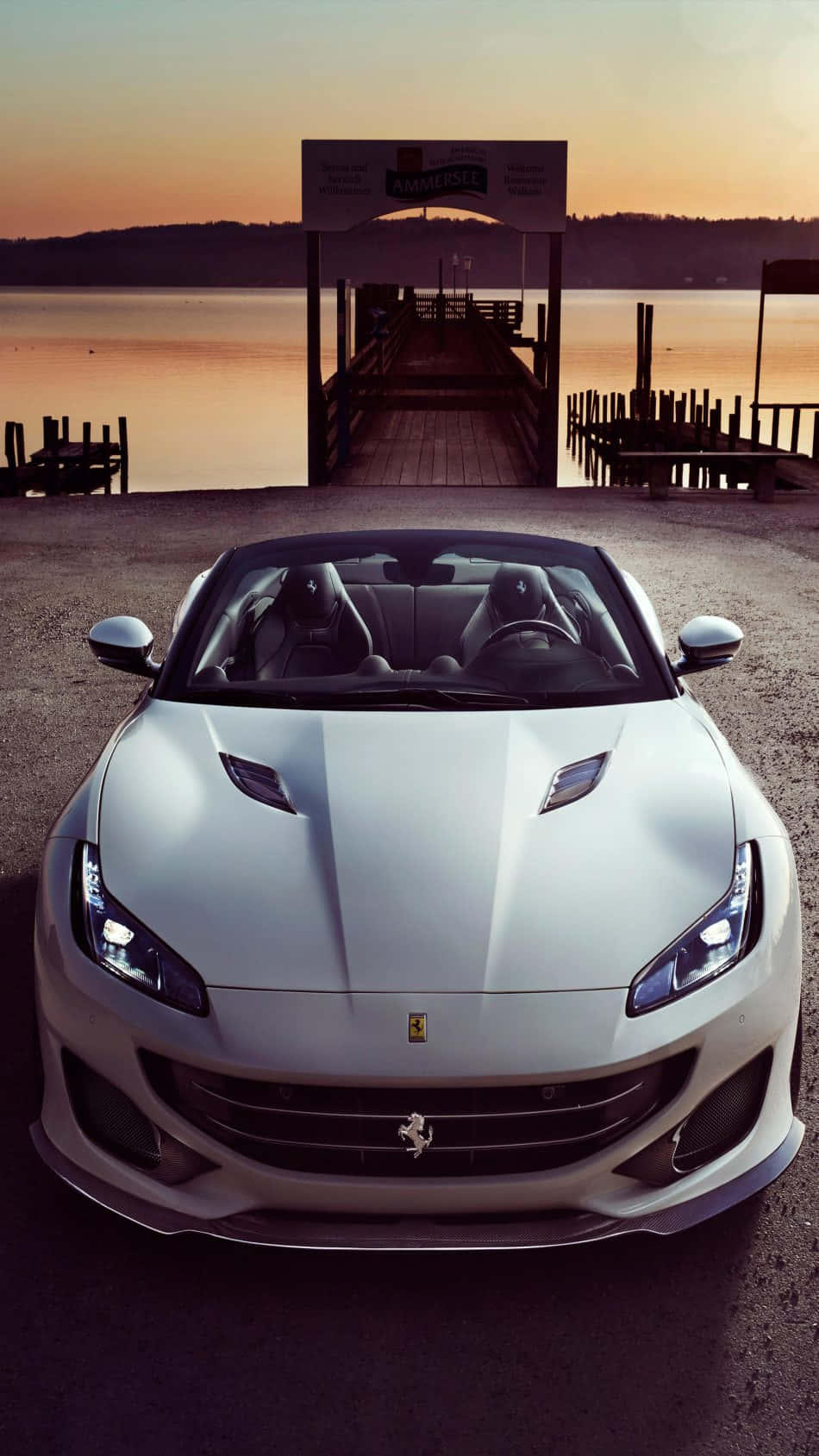 Machensie Sich Bereit Für Eine Aufregende Fahrt Mit Diesem Eleganten Weißen Ferrari Iphone. Wallpaper