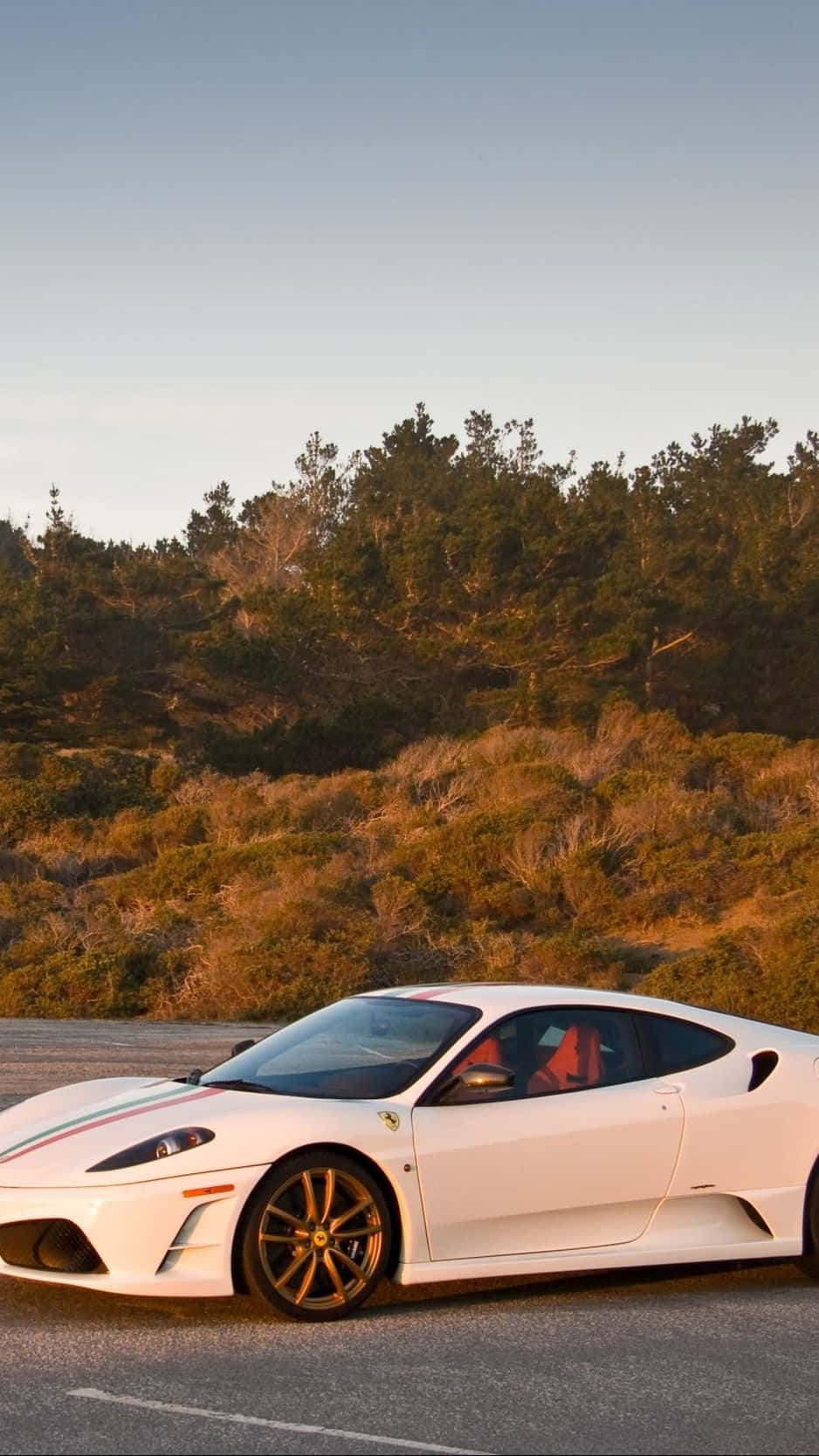 Oplev luksusen af ​​en hvid Ferrari med din smartphone. Wallpaper