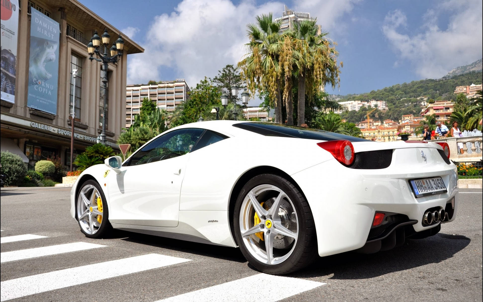 Vistalateral De Un Ferrari Blanco Fondo de pantalla