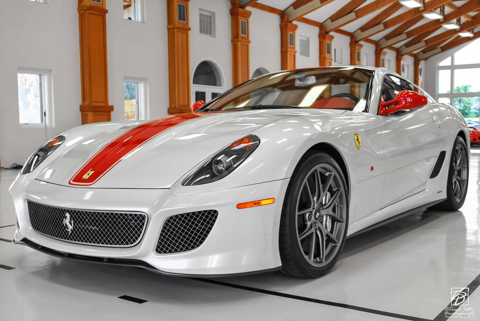 Hvid Ferrari med rød linjedesign på sidornere. Wallpaper