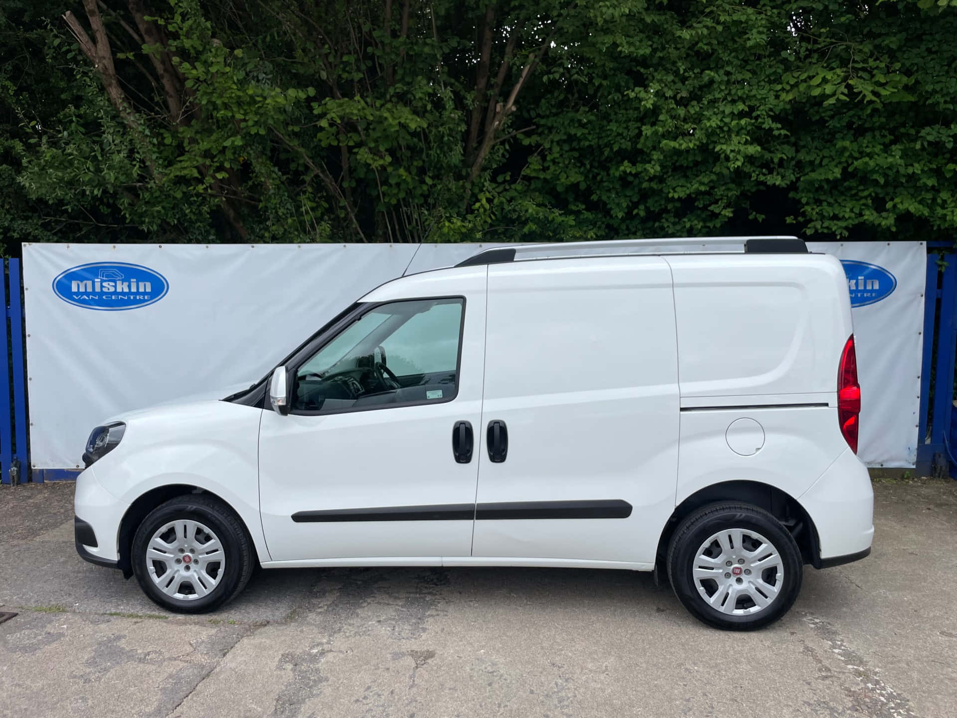 Fiat Doblo Blanche Garée Fond d'écran