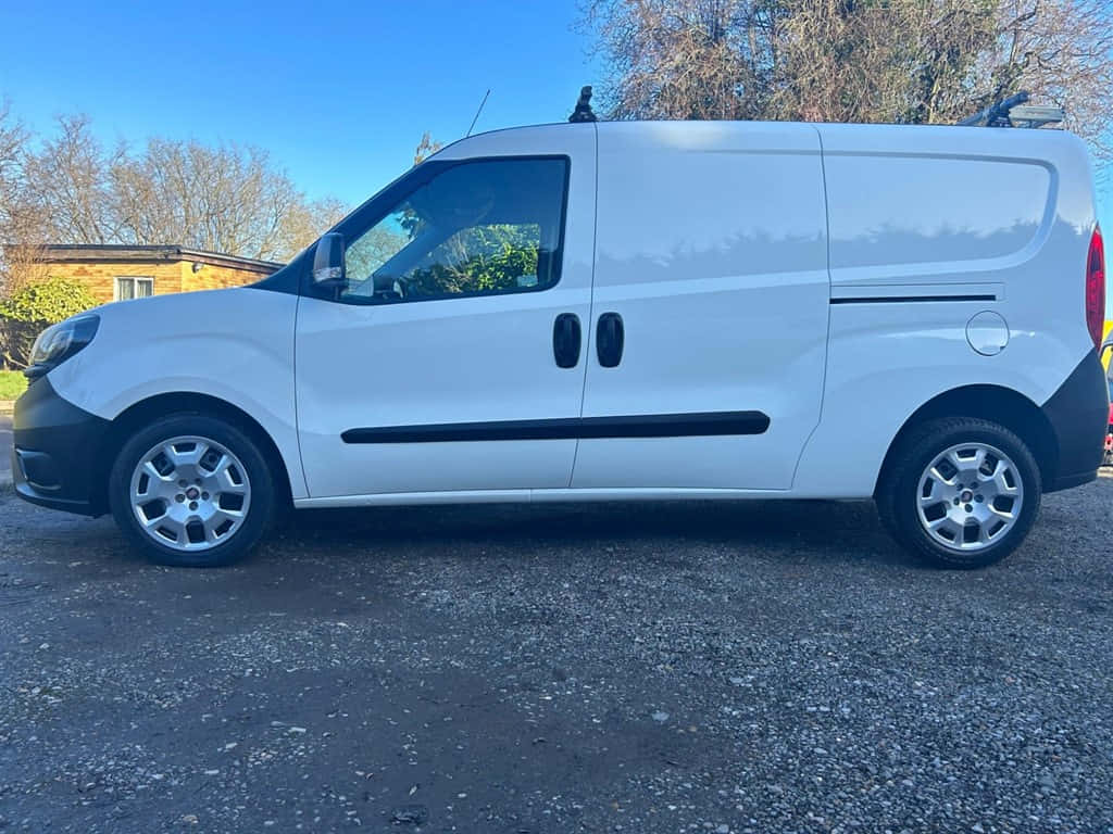 Fiat Doblo Blanche Garée À L'extérieur Fond d'écran