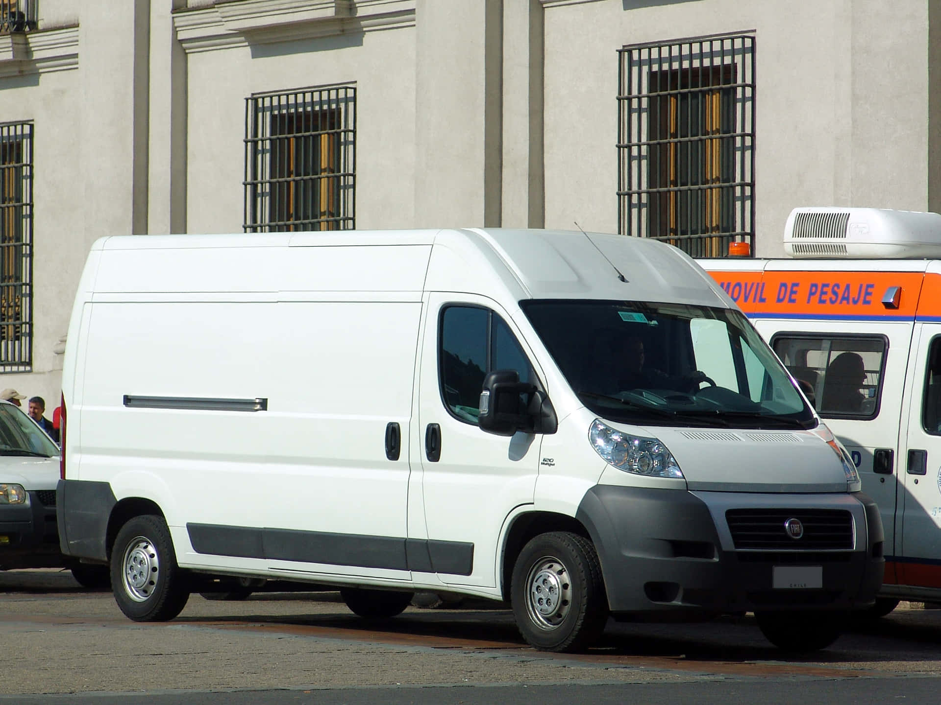 Witte Fiat Ducato Van Geparkeerd Achtergrond