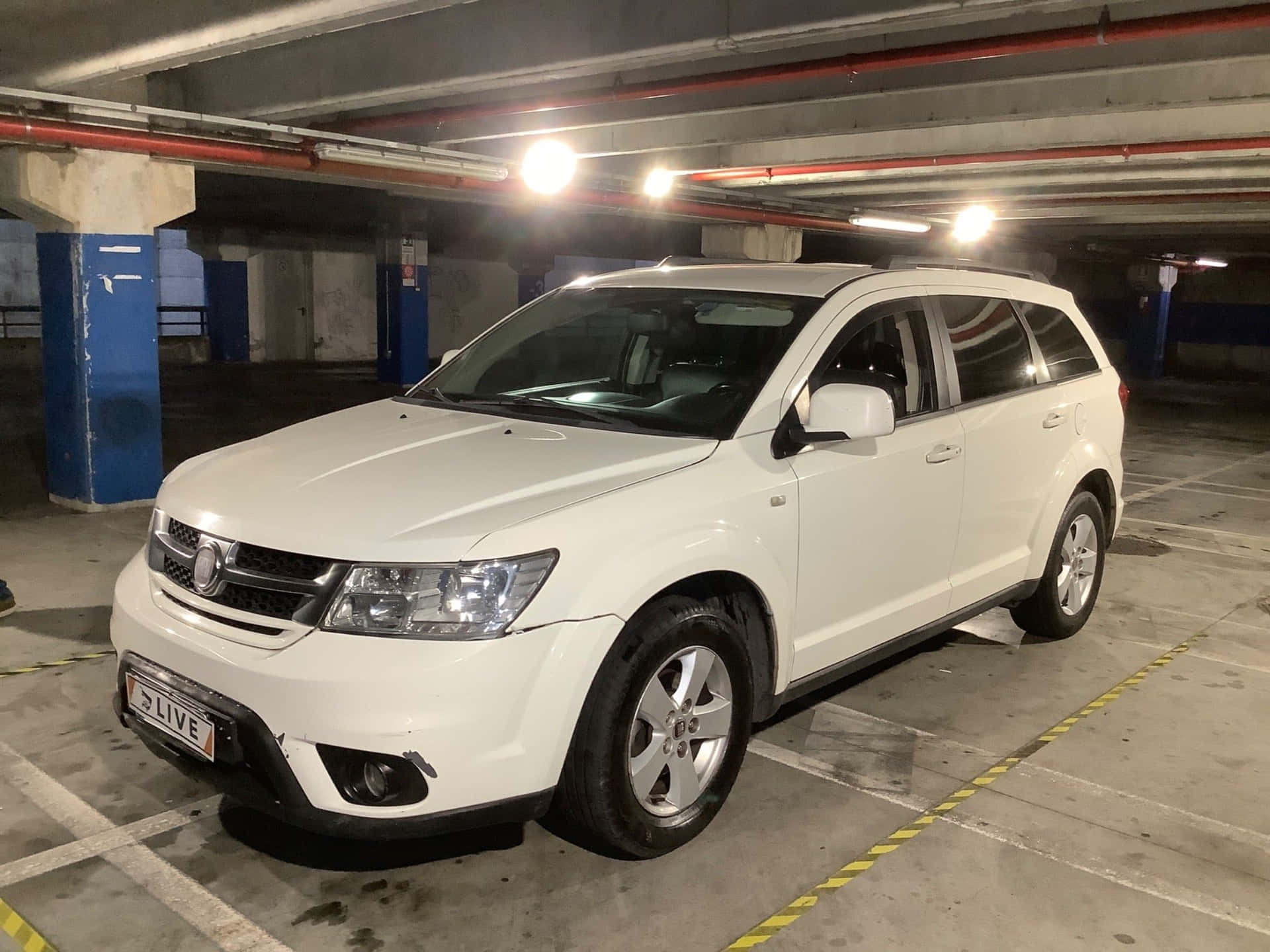 Fiat Freemont Blanc Garé Dans Un Garage Fond d'écran