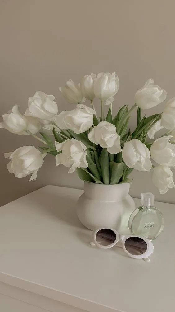 Hvid Blomsterarrangement Til Stilfuld IPhone Wallpaper