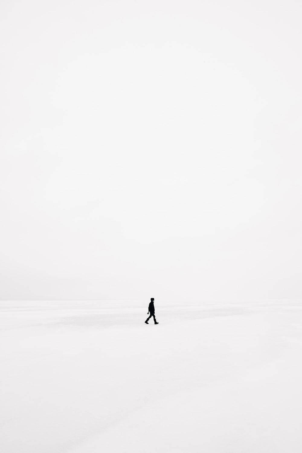 Siluetade Hombre Caminando En Pantalla Completa De Color Blanco. Fondo de pantalla