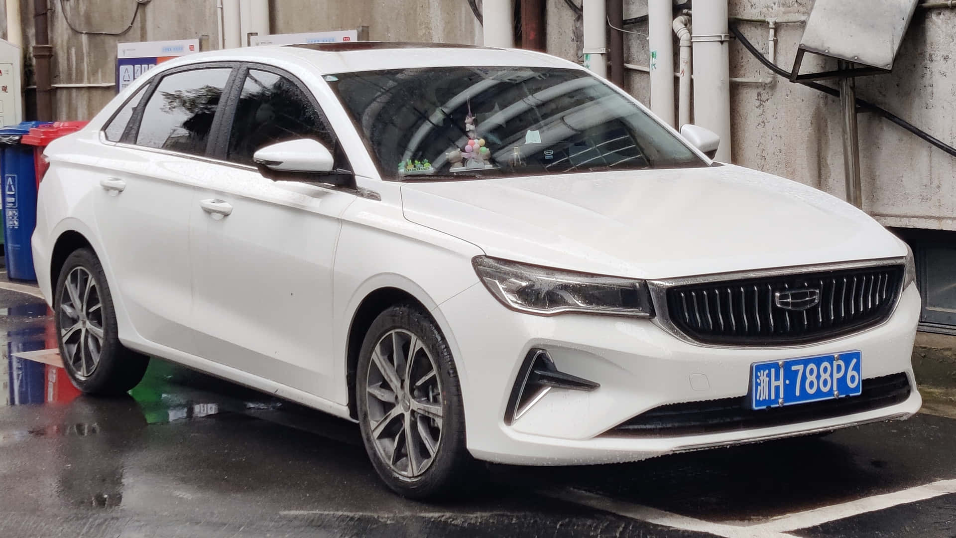 Berline Geely Emgrand Blanche Garée À L'extérieur Fond d'écran