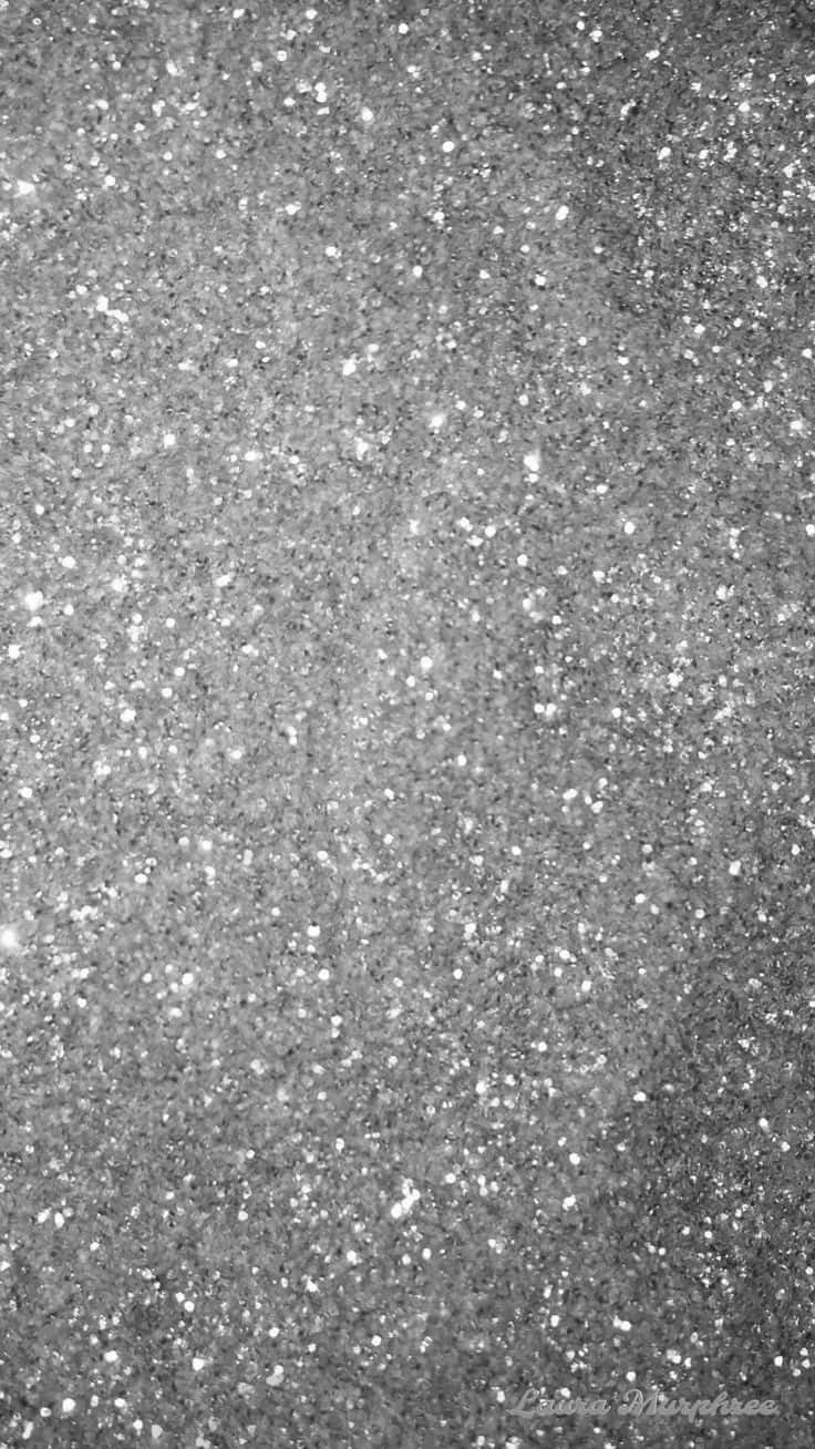 Et sort-hvidt foto af en glitrende overflade. Wallpaper