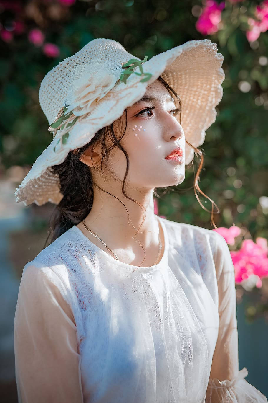 Chicaadolescente Hermosa Con Sombrero Blanco Fondo de pantalla