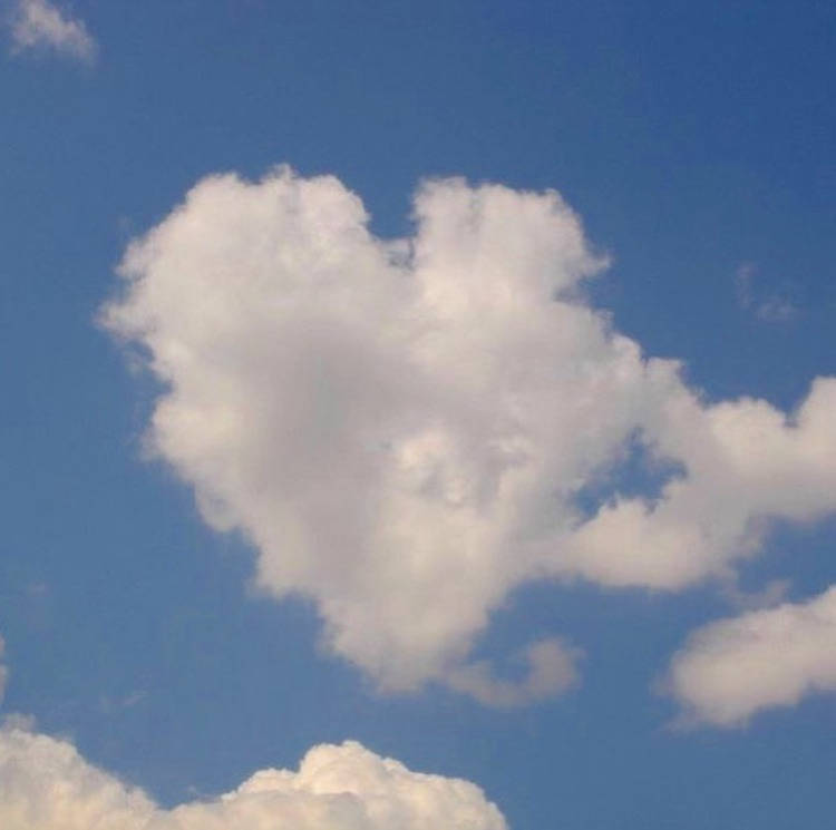 Nuvensbrancas Com Coração - Estética De Papel De Parede De Computador Ou Celular. Papel de Parede