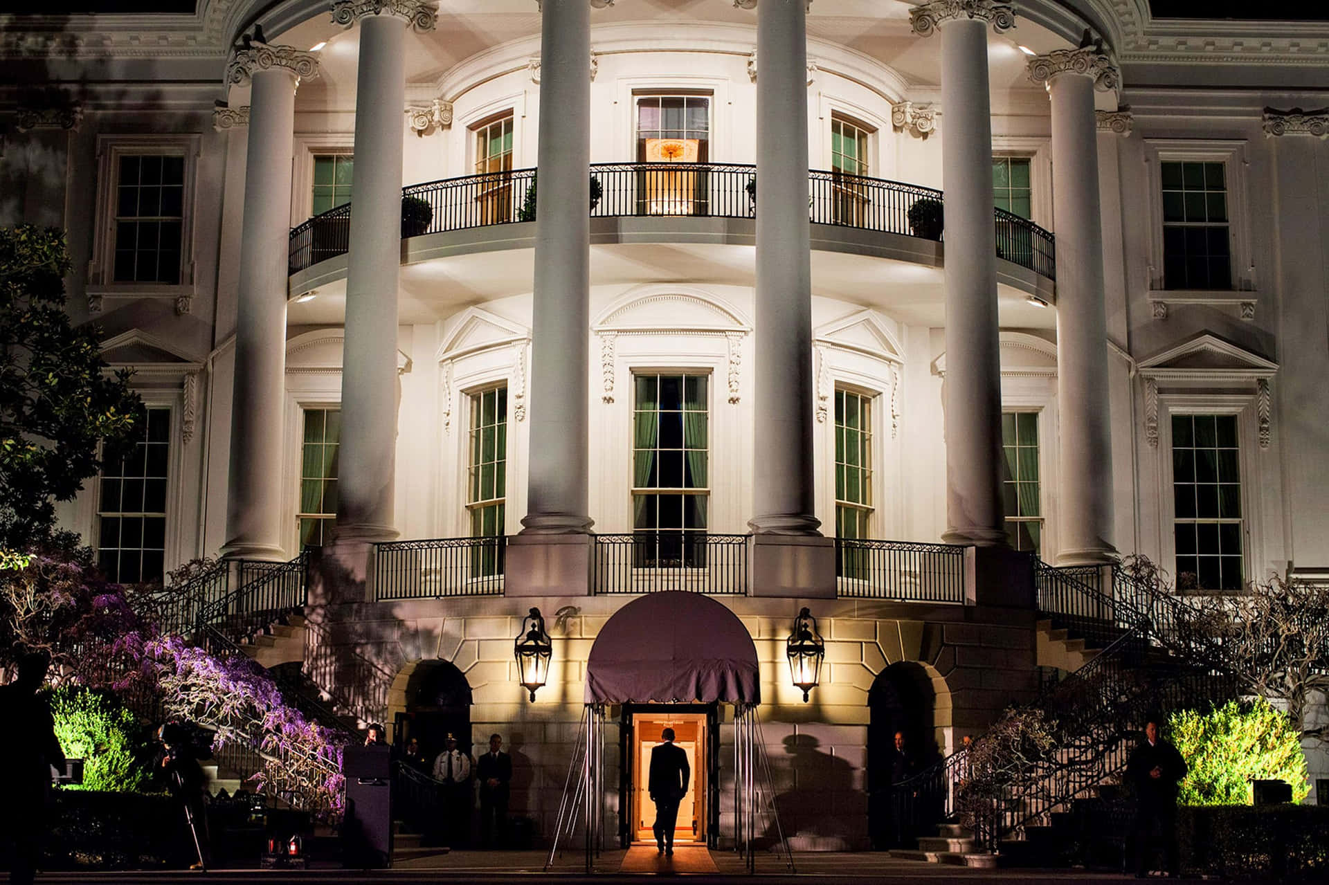 A picture of the iconic White House in Washington, DC.