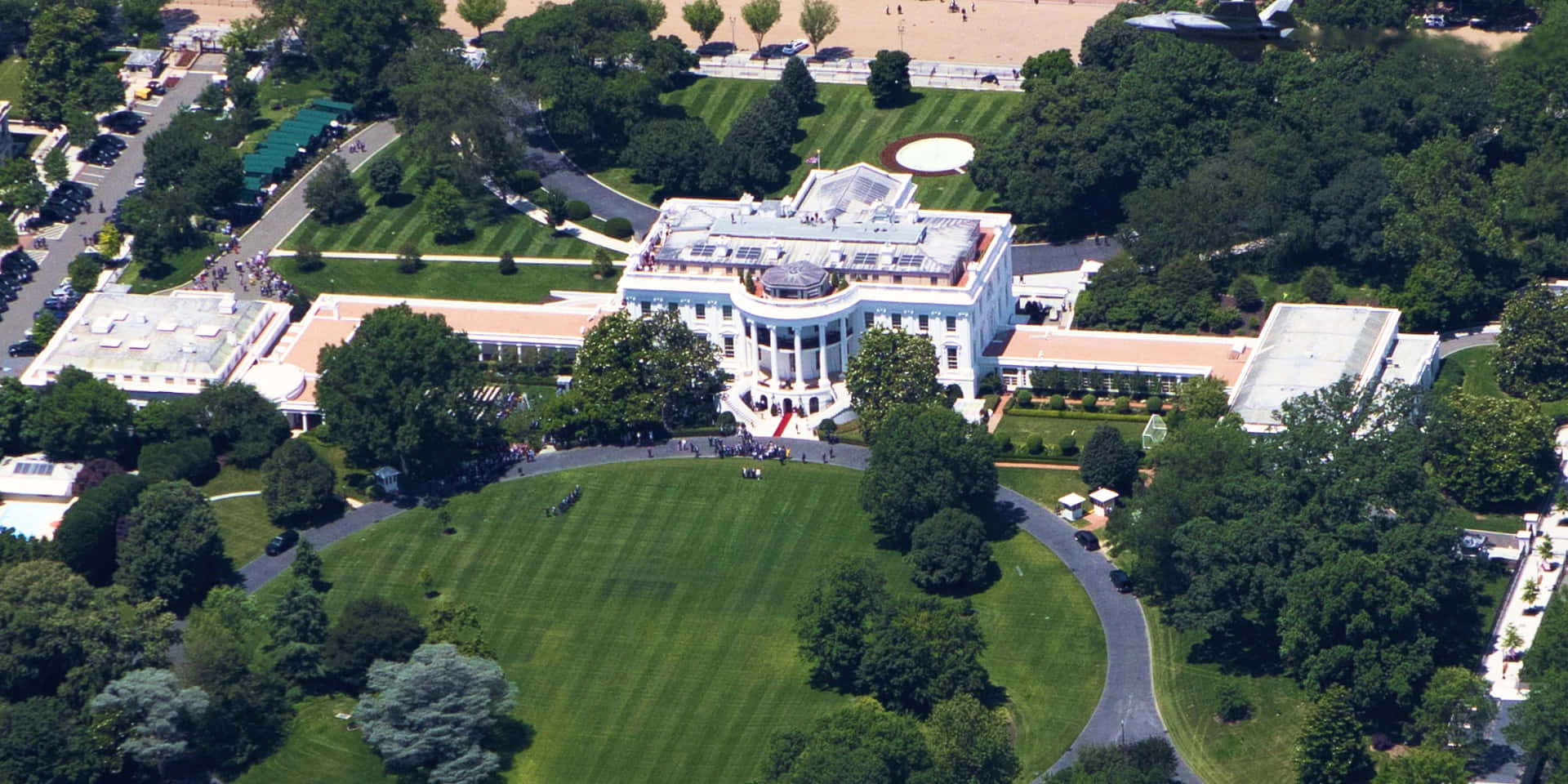 'The White House: Symbol of U.S. Government and Democracy'
