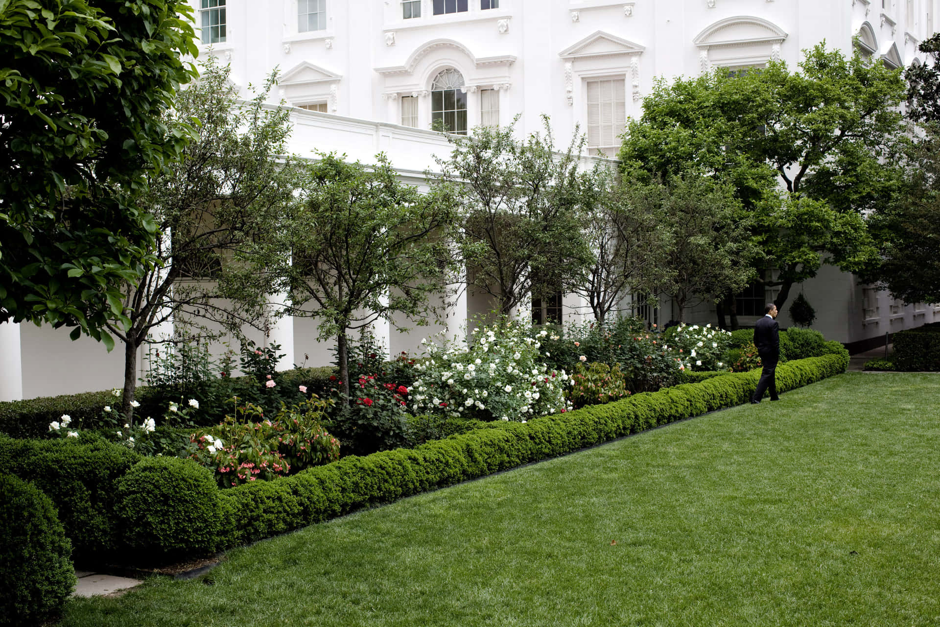 White House With A Lawn